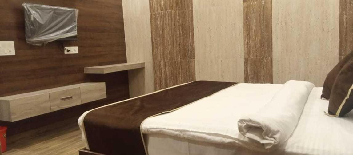 Oyo Mmc Hotel And Restaurant Meerut Exterior photo